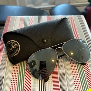 Rayban Aviator Sunglass. Silver color
Size 53 , polarized lens.